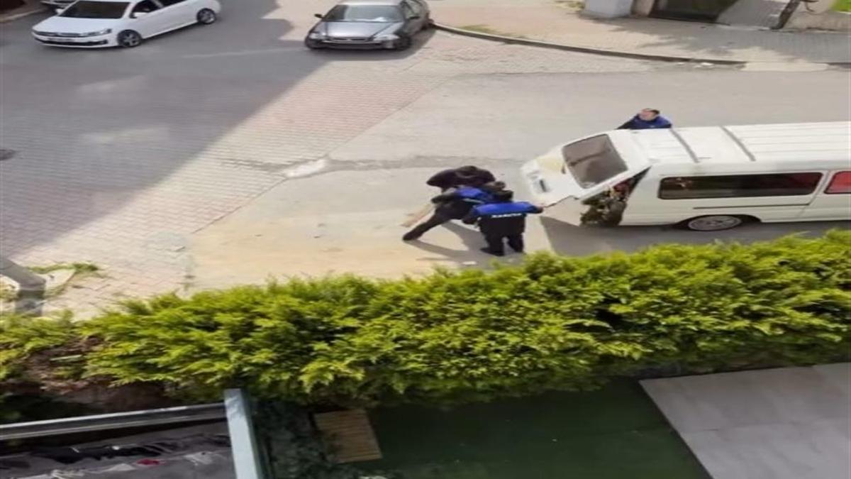 Zabıta ve seyyar satıcı birbirine girdi: İstanbul'da gergin anlar