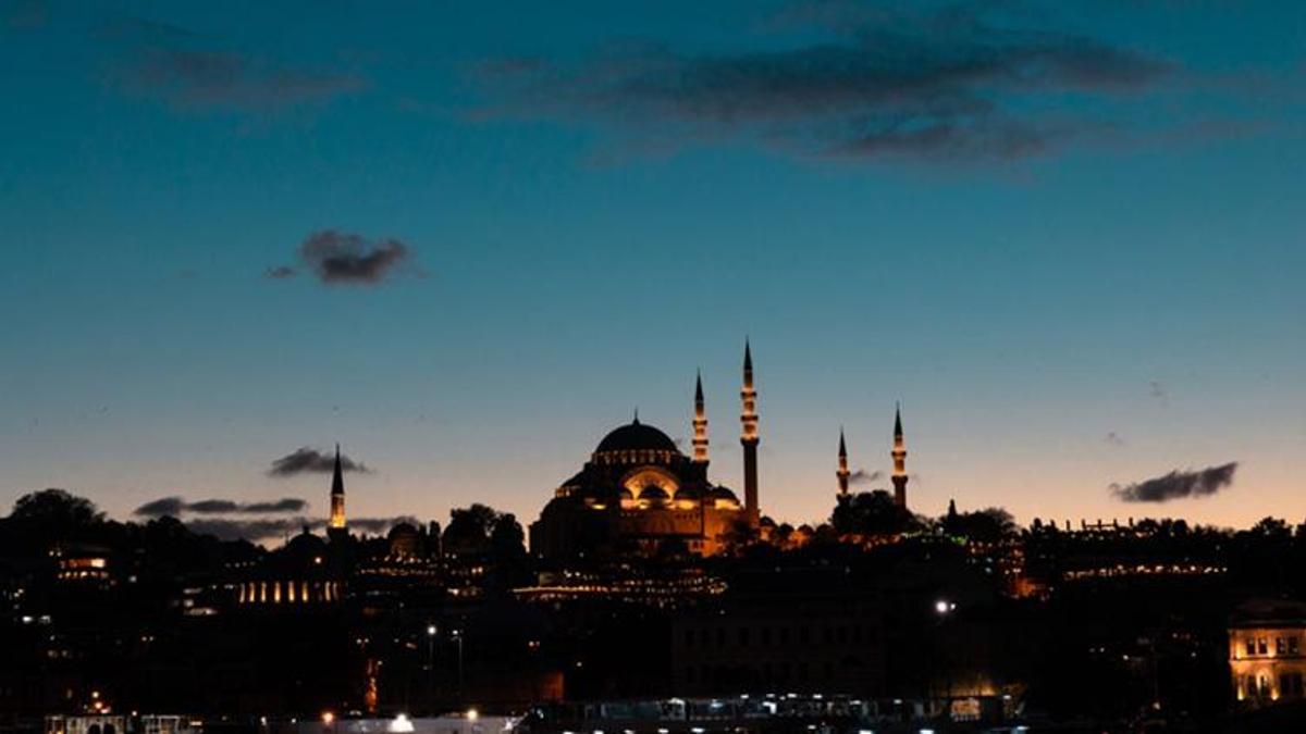 Kadir Gecesi neden bin aydan hayırlıdır? Bu mübarek gecenin diğer tüm gecelerden üstün olmasının dini, tarihi ve manevi sebepleri