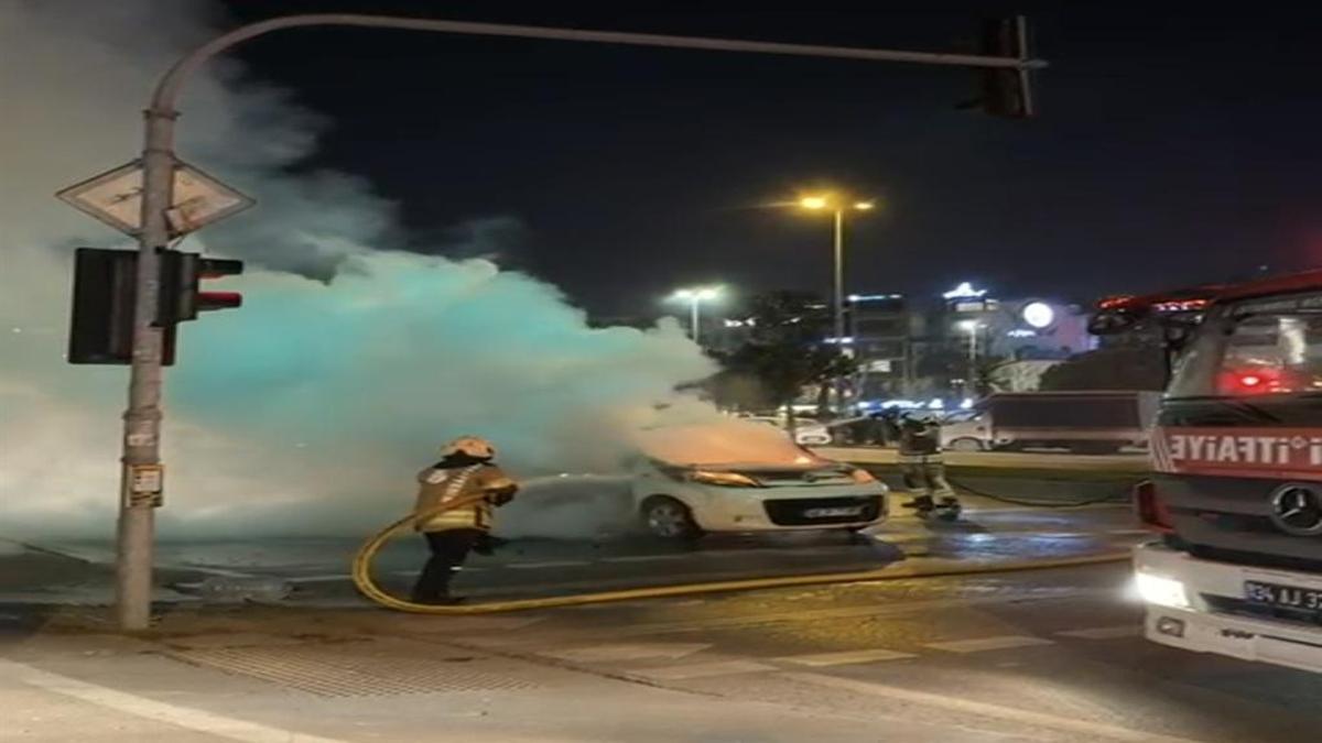 Kartal'da alevler içinde kaldı: İtfaiye güçlükle müdahale etti