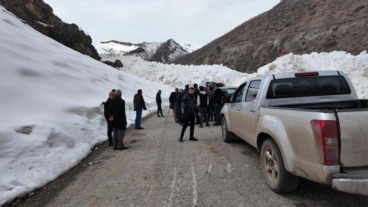 Şırnak’ta köy yoluna çığ düştü, ekipler yolu açmak için çalışma başlattı