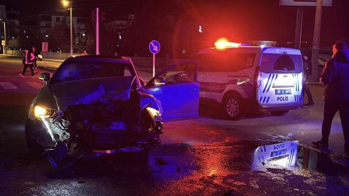 Aksaray’da 2 kuzen kullandıkları araçla birbirlerine çarptı