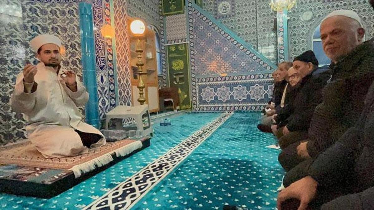 İmamdan cemaate tepki: Kimisinde 'Bartın çiftetellisi' kimisinde 'Azdavaylı Safiye' çalıyor, namaz kılarken olmuyor