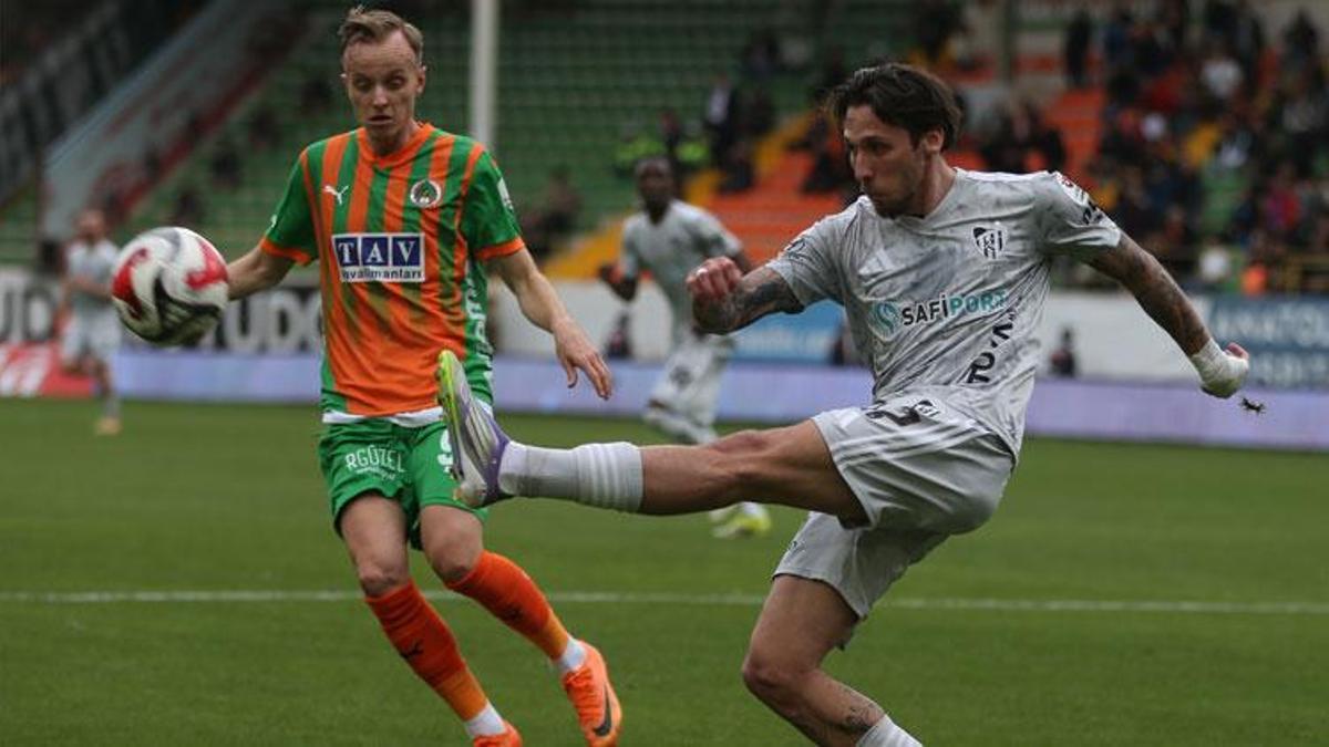 Corendon Alanyaspor sahasında Kocaelispor'a gol oldu yağdı
