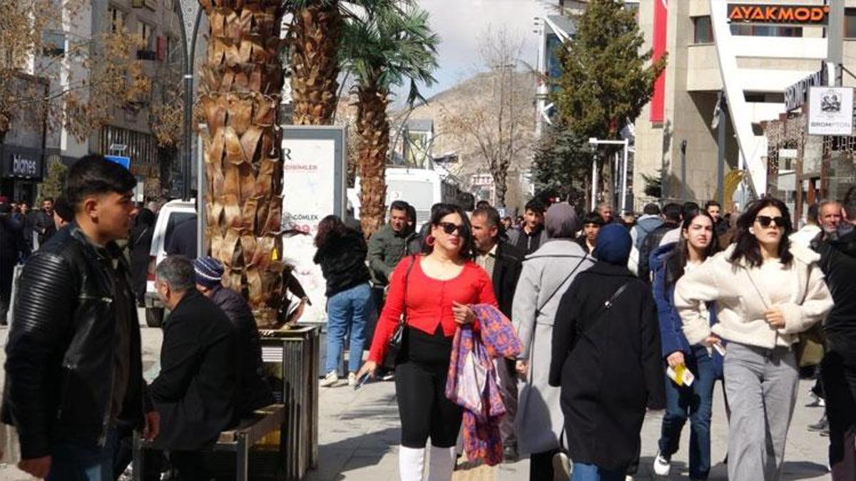 Van’da Ramazan Bayramı öncesi caddeler doldu taştı