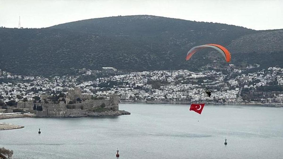 Muğla Bodrum semalarında 18 mart mesajı: Dev Türk bayrağıyla anlamlı uçuş