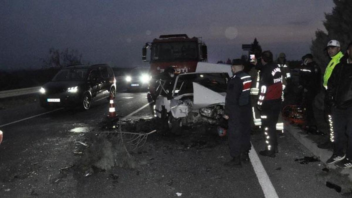 Salihli'de feci kazada 2 kişi hayatını kaybetti, 2'si çocuk 5 kişi yaralandı