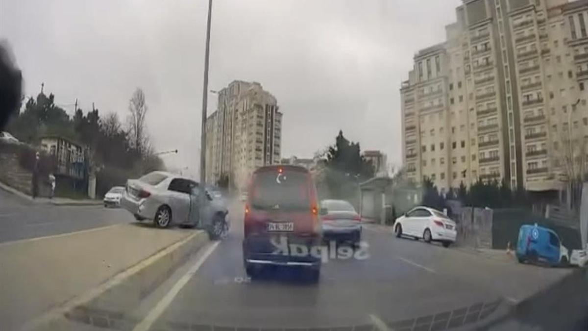 Ataşehir'de korku dolu anlar: Sürücüler son anda kurtardı