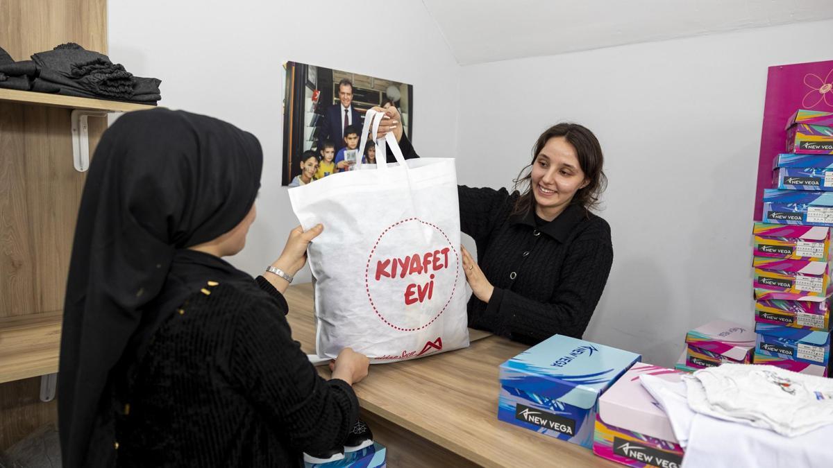 Mersin’de çocukların bayramlıkları ‘Kıyafet Evi’nden