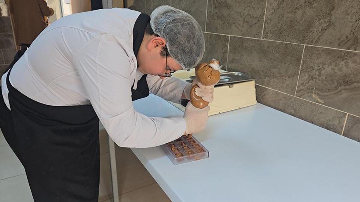 Hatay'da lise öğrencileri derste üretiyor! Hepsini tek tek satıp para kazanıyorlar