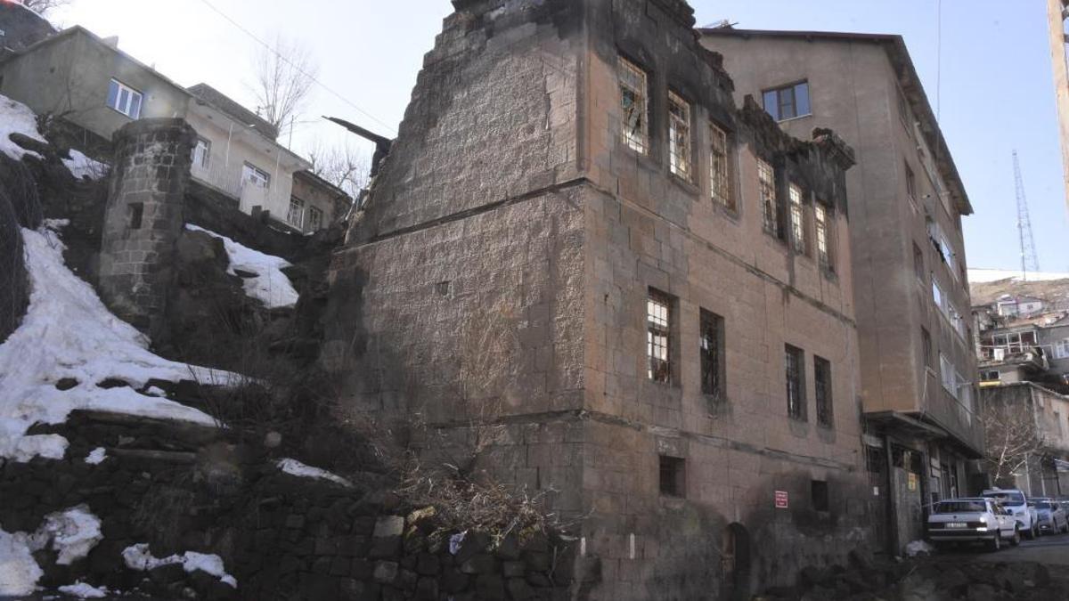 Çetin geçen kış Bitlis'te tarihi evleri harap etti!