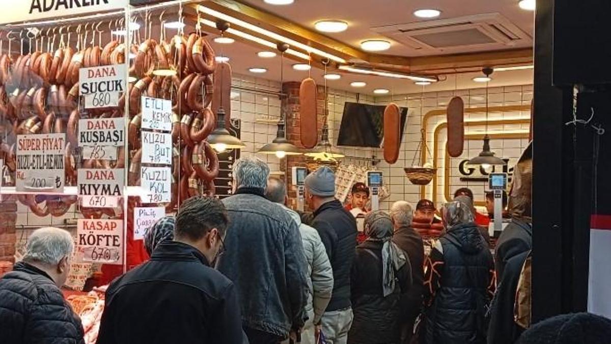 Bursa'da bayram öncesi kasaplar doldu taştı! Uzun kuyruklar oluştu