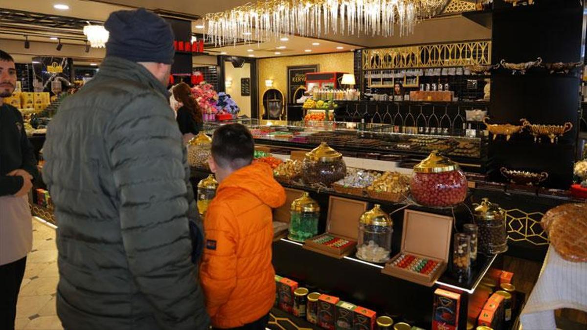 Ramazan Bayramı öncesi Kahramanmaraş'ta tezgahlar şeker ve çikolatalarla süslendi