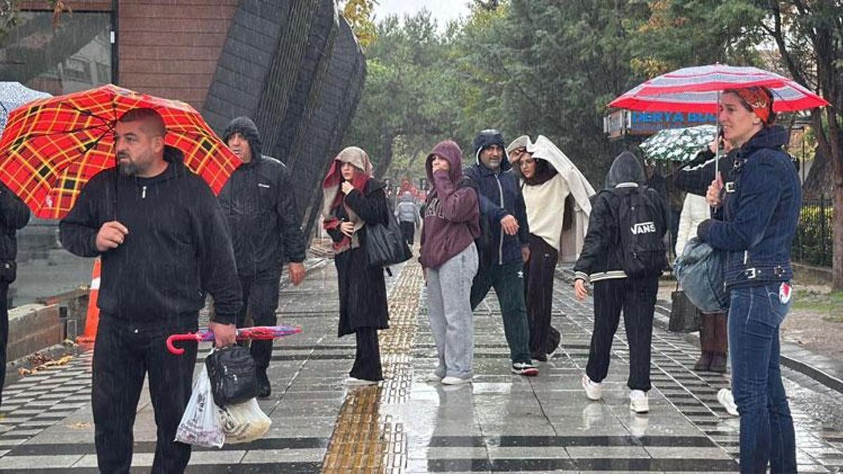 Sıcaklıklar aniden düşüyor sağanak yağışlar geri geliyor! Meteoroloji, valilik ve AKOM'dan uyarılar art arda geldi