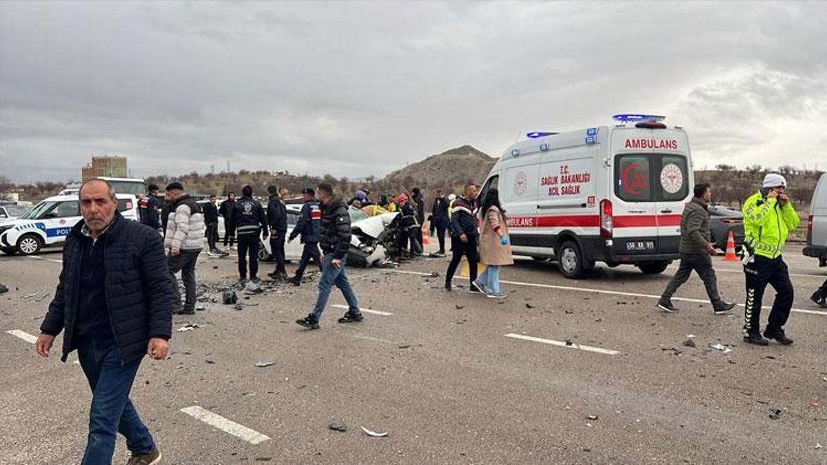 Nevşehir'de kayganlaşan yolda 3 aracın karıştığı kazada baba-oğul öldü