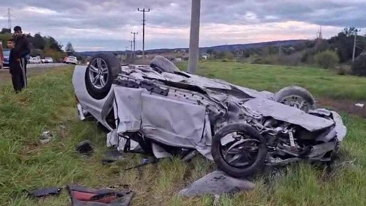 Antalya'da bayram yolunda feci kaza: Otomobiller kafa kafaya çarpıştı
