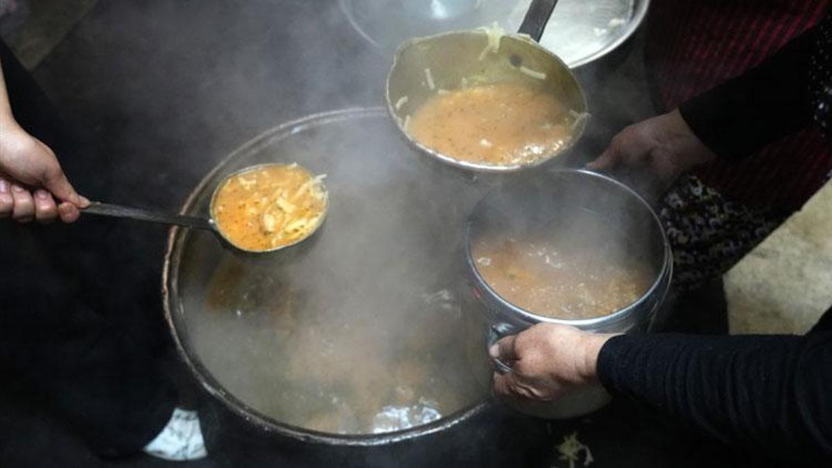 8 asırdır arife günleri ve Regaip kandillerinde gerçekleştirilen 'tekke çorbası' geleneği bu yıl da yaşatıldı