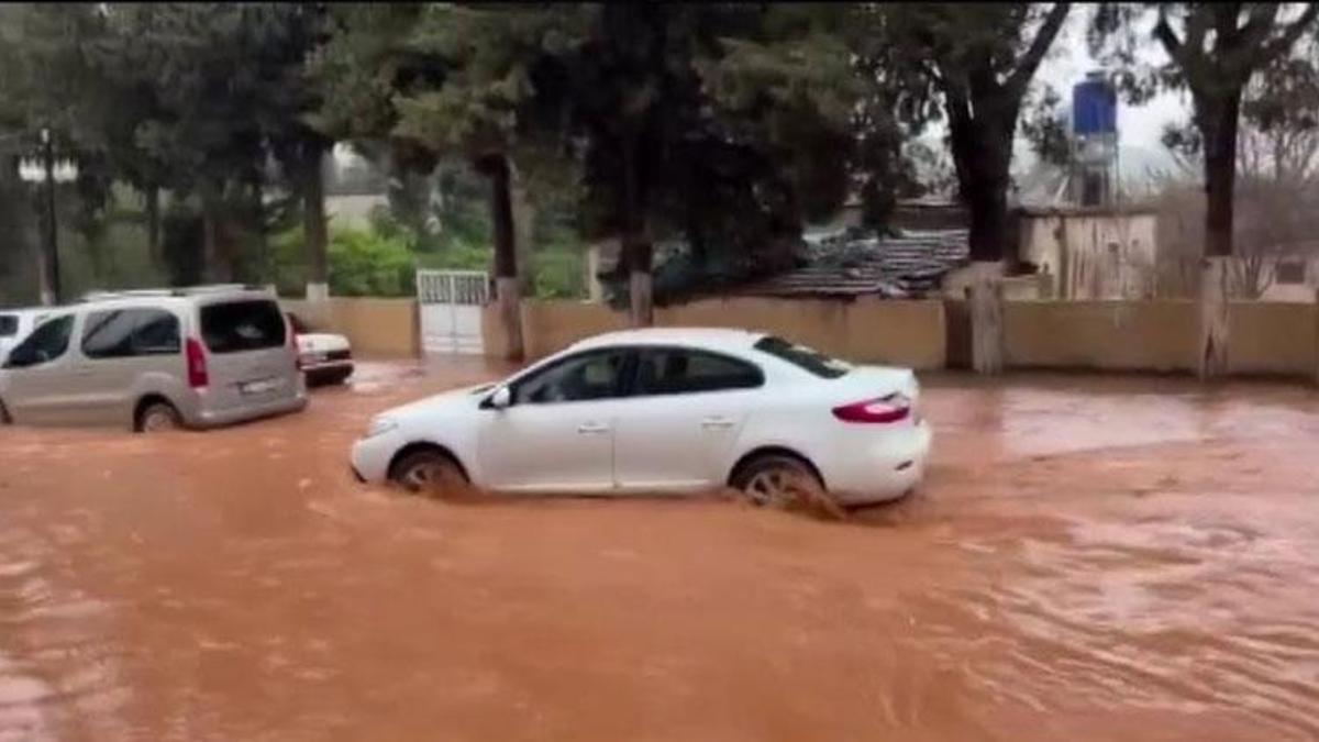 Hatay'da sağanak etkili oldu: Reyhanlı'da yollar göle döndü, otelin oto parkını su bastı
