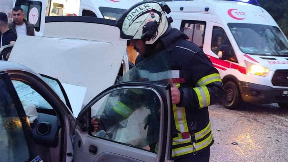 Kadirli'de iki otomobil çarpıştı, kazada 1 kişi öldü 6 kişi yaralandı