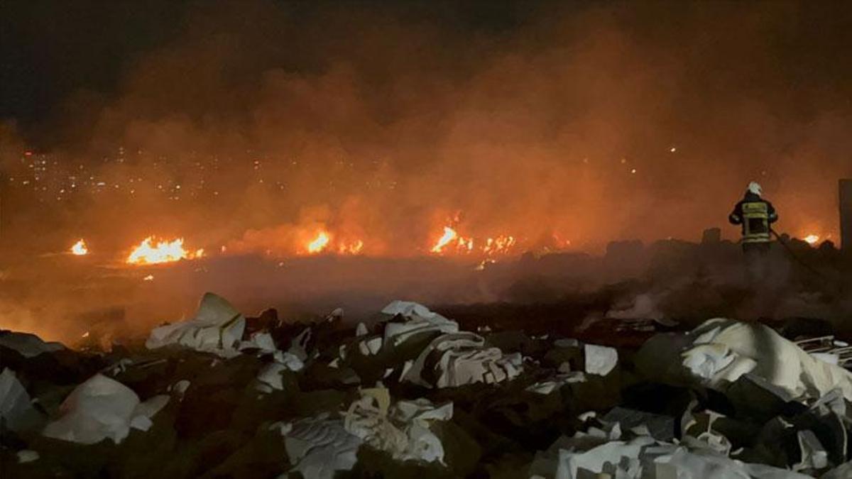 Kayseri’de müstakil evin bahçesindeki sünger ve paletler alev alev yandı