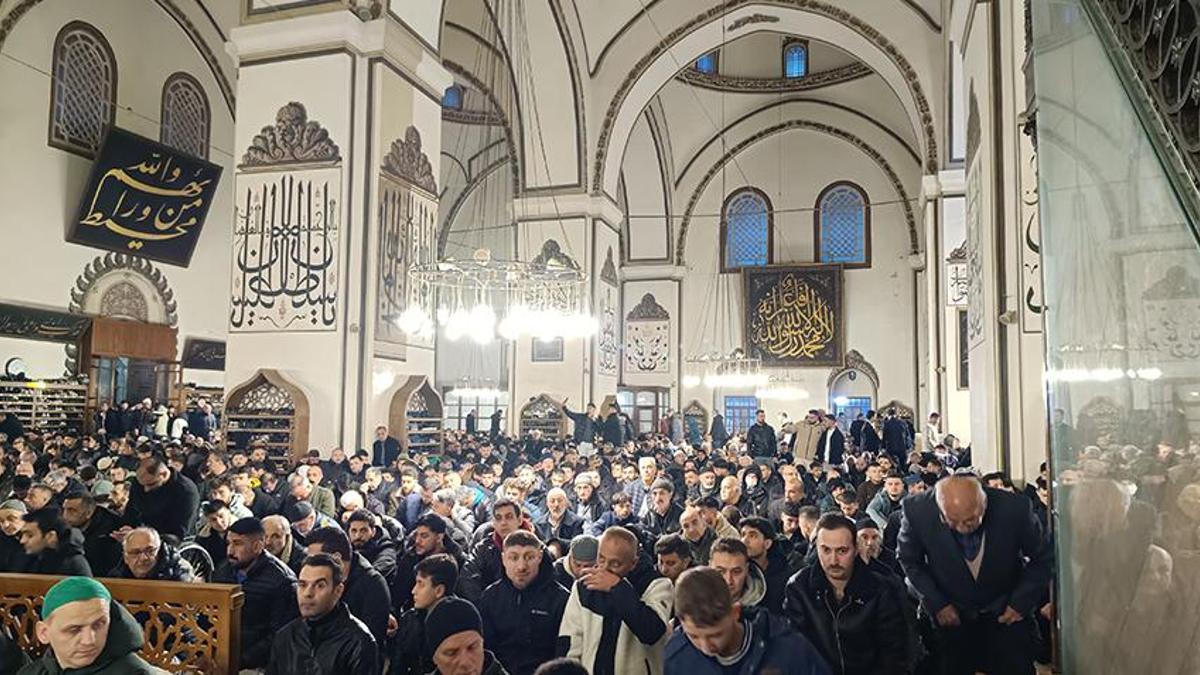 Bursa Ulu Cami'ye bayram namazı için akın ettiler
