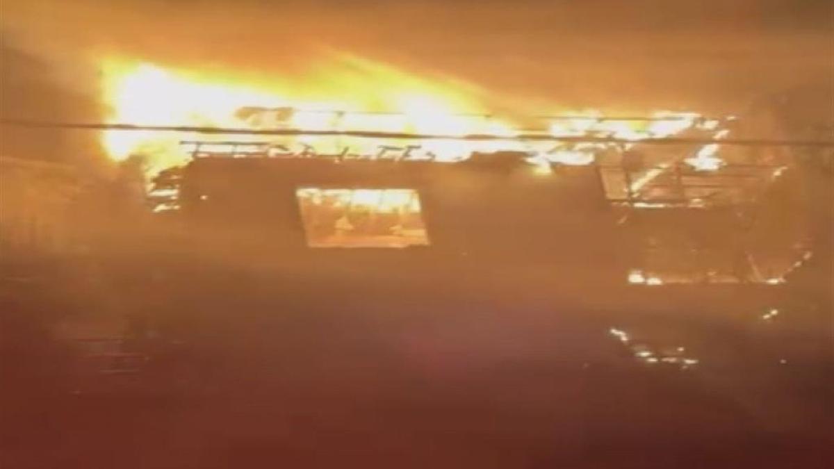 Beyoğlu'nda korkutan yangın: Sırayla yan evlere sıçradı