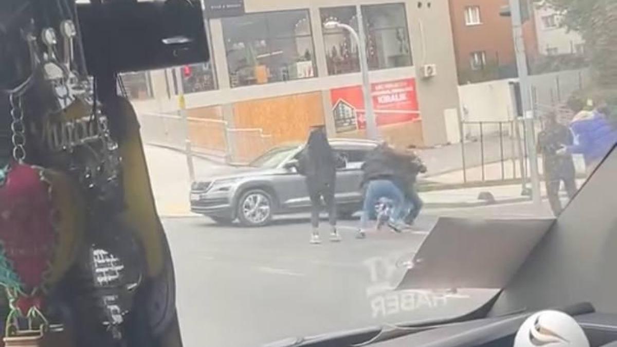 İstanbul - Başakşehir'de iki sürücünün 'yol verme' kavgası kamerada