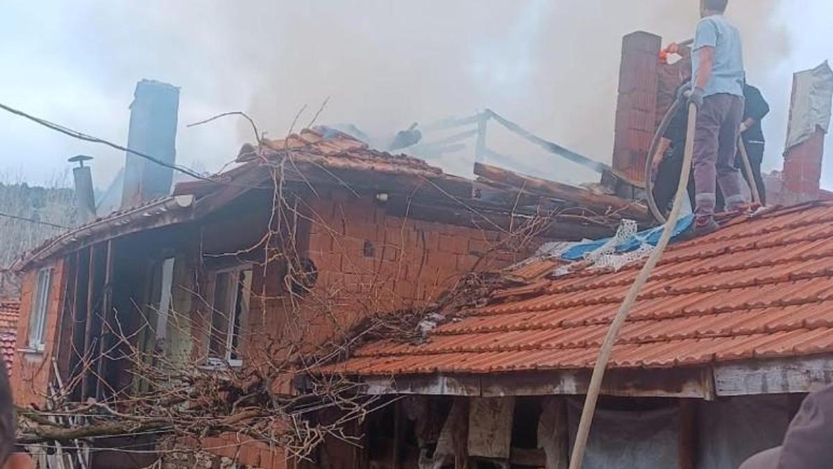 Tavşanlı’da 2 katlı ahşap ev yandı