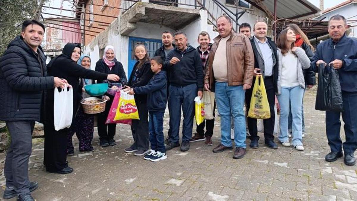 Bu köyde sadece çocuklar değil büyükler de kapı kapı geziyor! Herkes kuyruğa girdi
