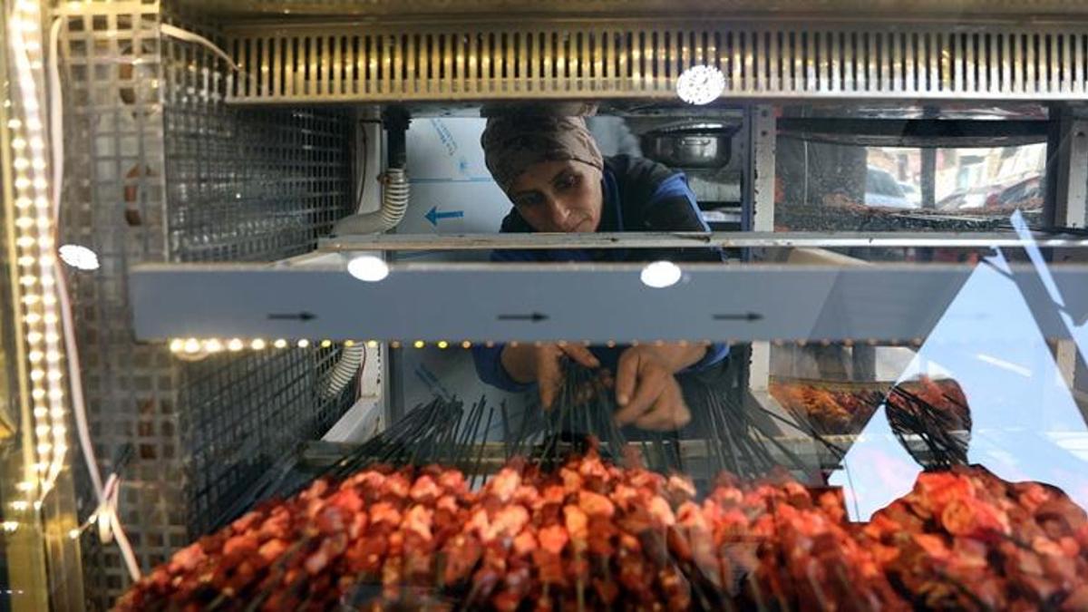 Geçimini sağlamak için eşiyle dükkan açtı! Önce yadırgadılar, şimdi siparişlere yetişemiyor