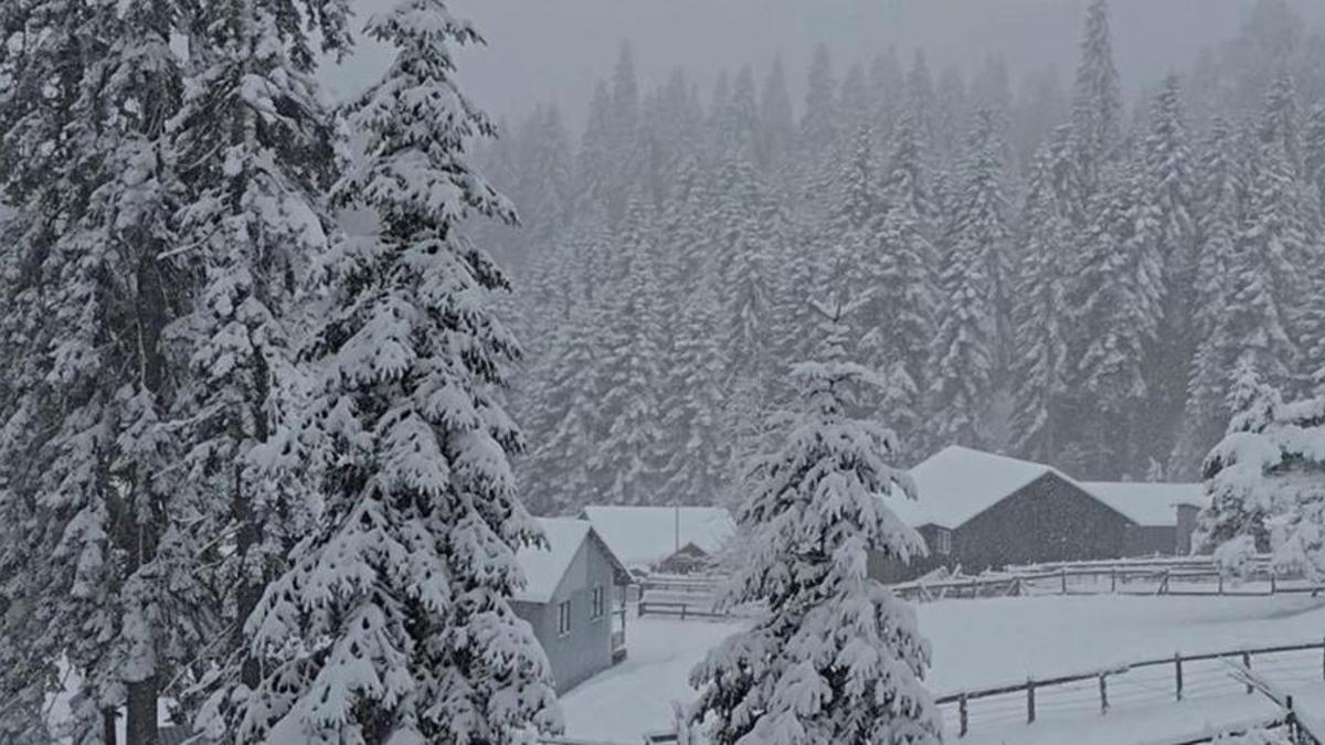 Bahar geldi derken İstanbul'un yanı başında kar kalınlığı 40 santimetreye ulaştı