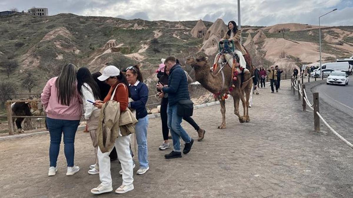 İğne atsan yere düşmez! Doluluk yüzde 80'e ulaştı: Turistler Kapadokya'ya akın etti