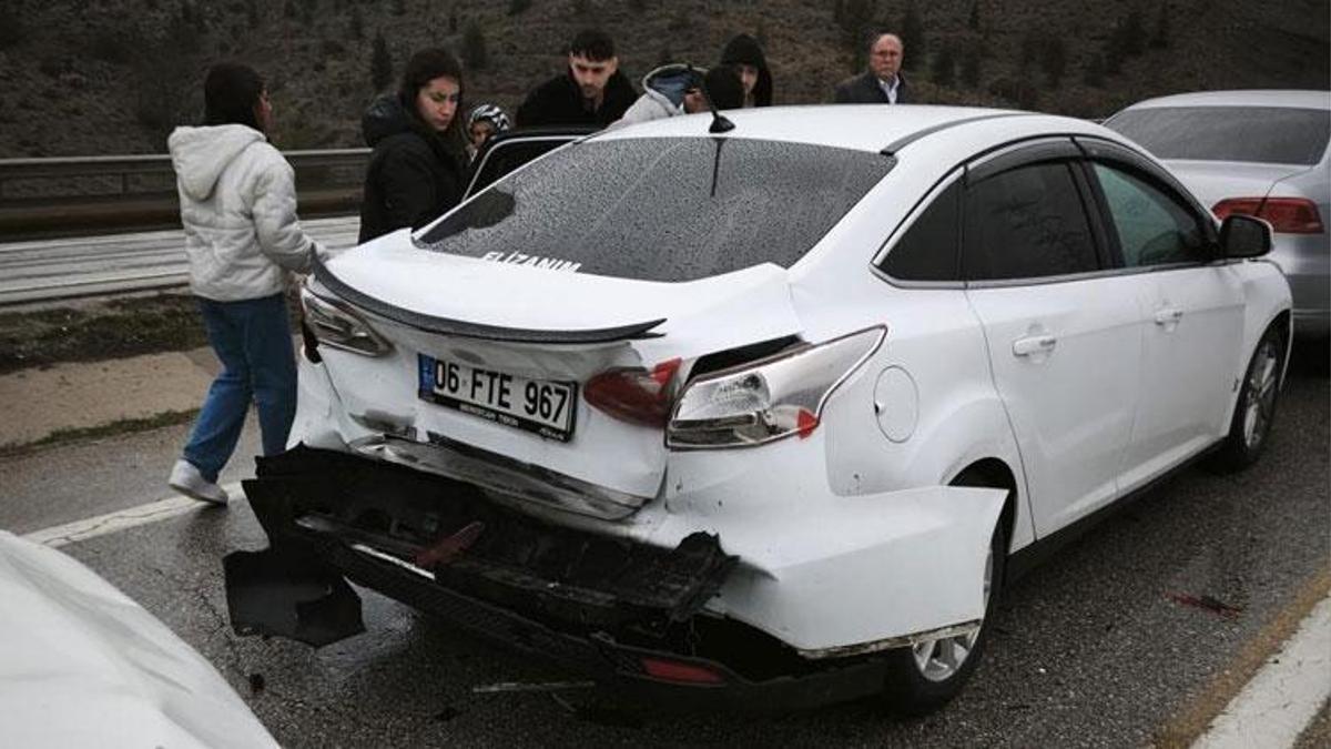 3 aracın karıştığı zincirleme kazada aynı aileden 3 kişi yaralandı