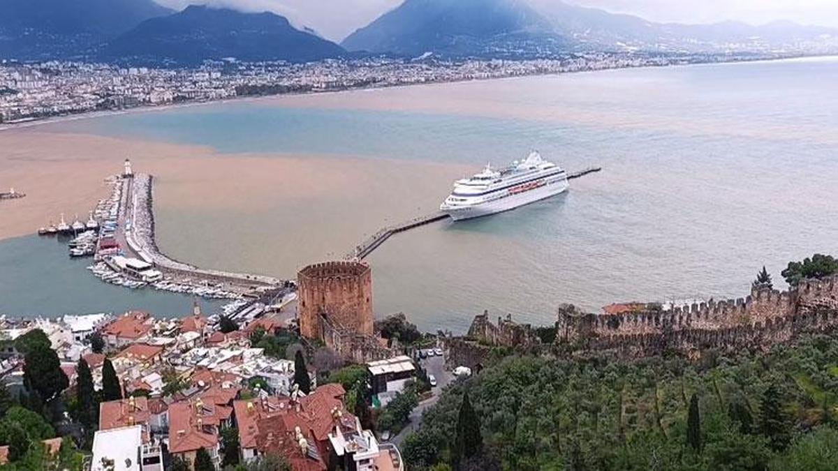 Turizmin rekor şehri Antalya'ya yılın ilk kruvaziyeri demirledi
