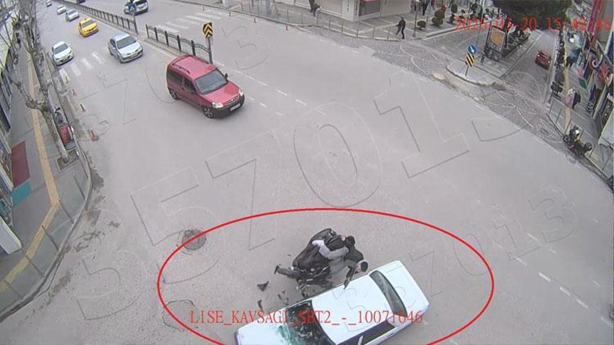 Motosikletin otomobile çarptığı kaza güvenlik kamerasına yansıdı
