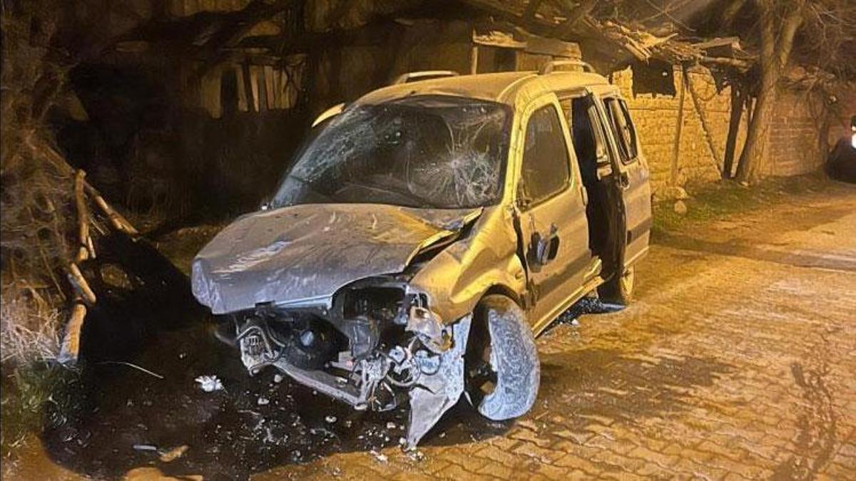 Kastamonu’da hafif ticari araç taşa çarptı 1 kişi yaralandı