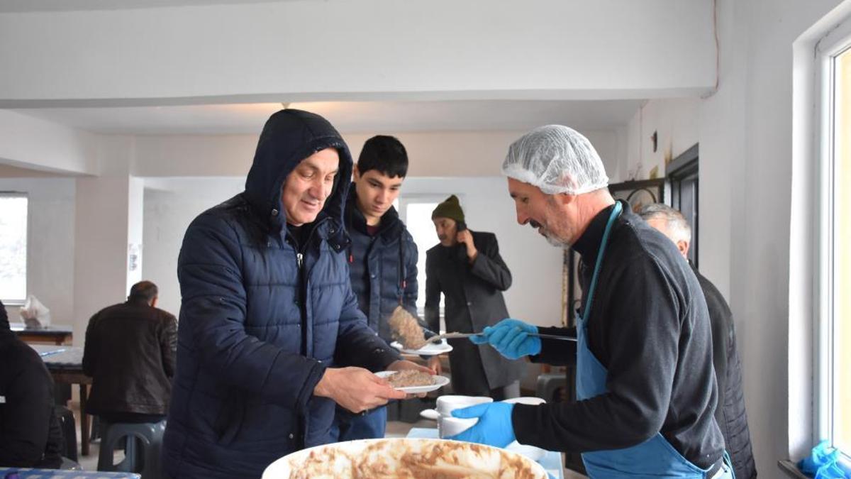 Sakarya'da 117 yıldır devam eden gelenek: Kazanlar kuruldu, binlerce kişiye dağıtıldı