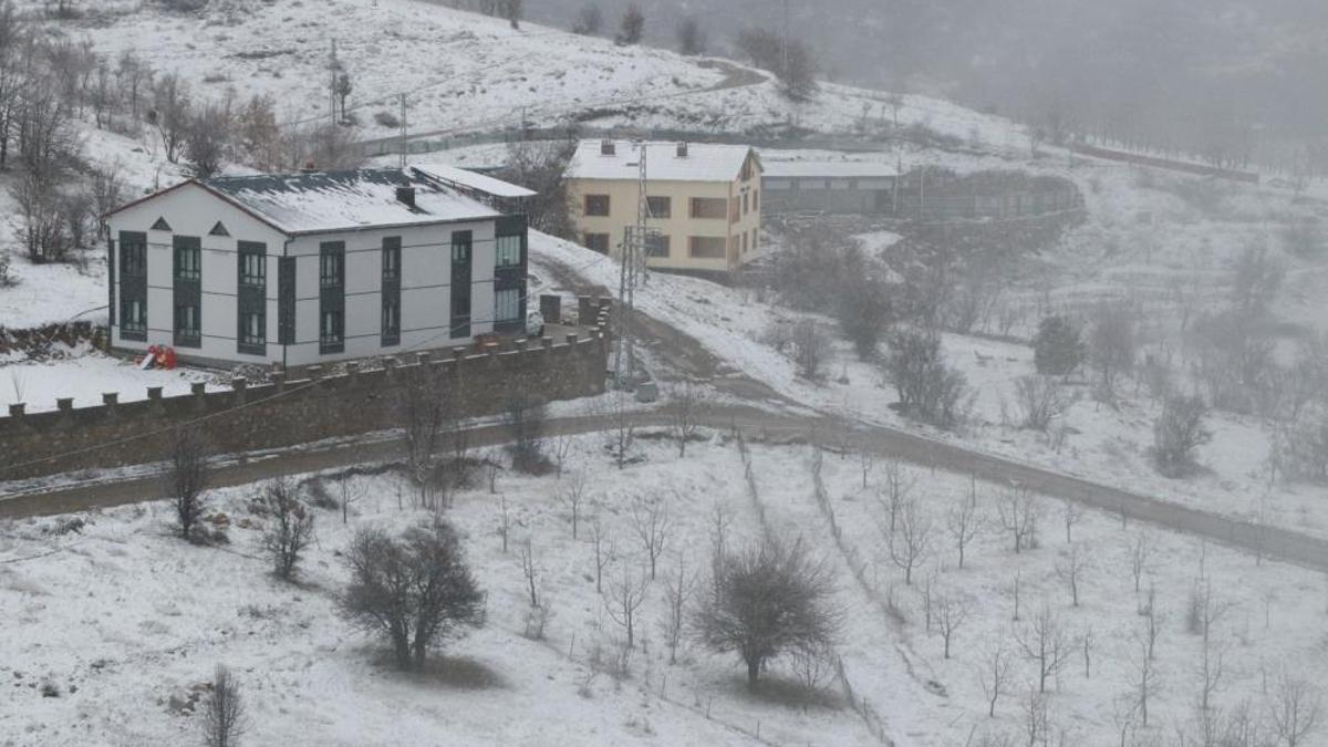 Bahara girdik derken kar yağışı başladı! Her yer bembeyaz oldu