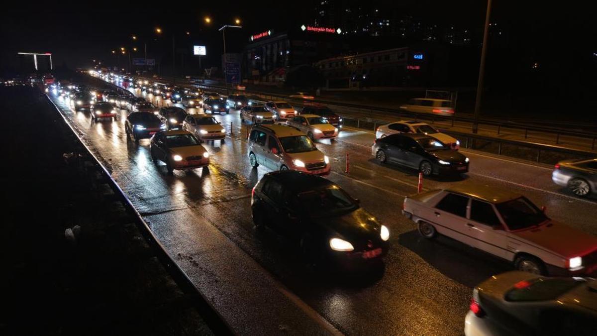 Tatilcilerin dönüş yolculuğu sürüyor! Araç kuyruğu 40 kilometreyi aştı