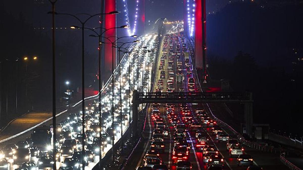 İstanbul'da gece saatlerinde trafik yoğunluğu!