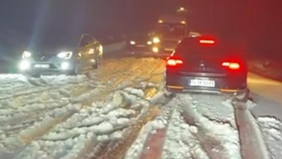 Şanlıurfa'da dolu ve kar yağışı etkili oldu