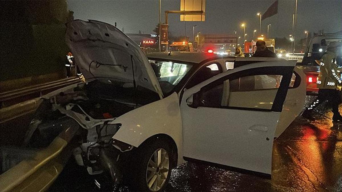 Eyüpsultan’da otomobil bariyerlere çarptı