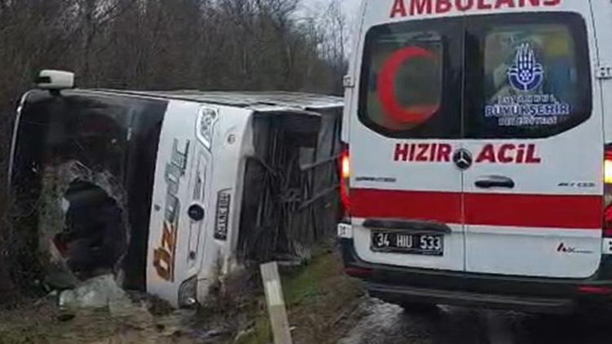 Çatalca'da polisleri taşıyan midibüs devrildi!