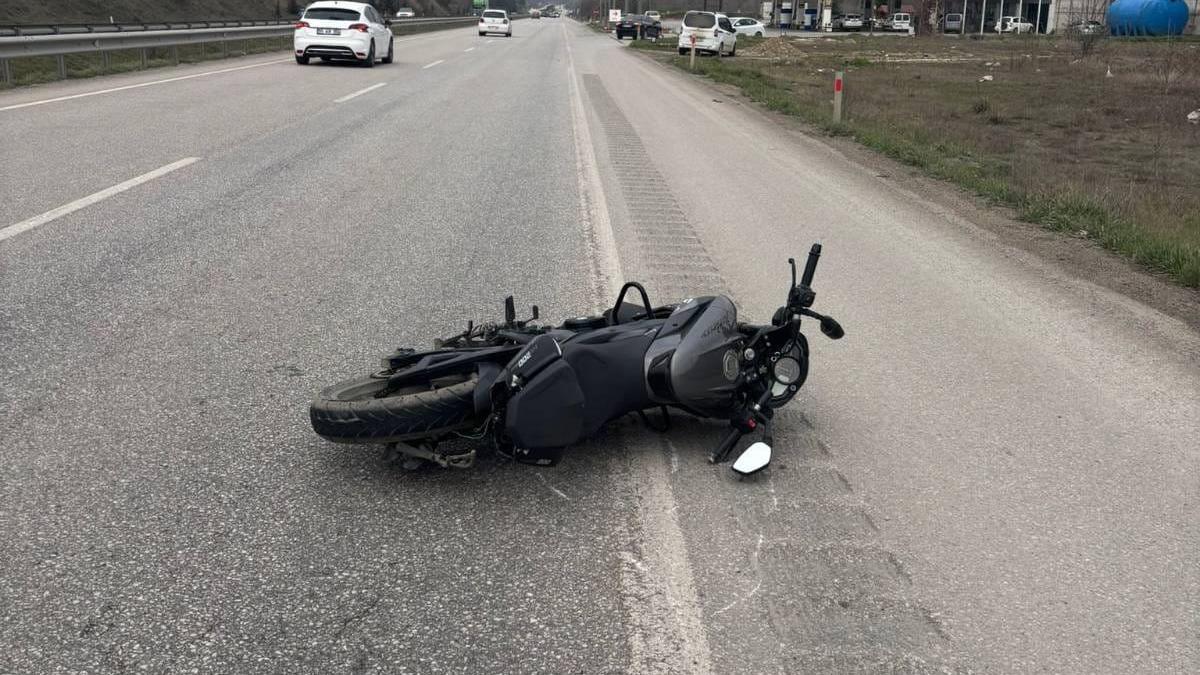 Otomobilin çarptığı motosikletin sürücüsü ağır yaralandı