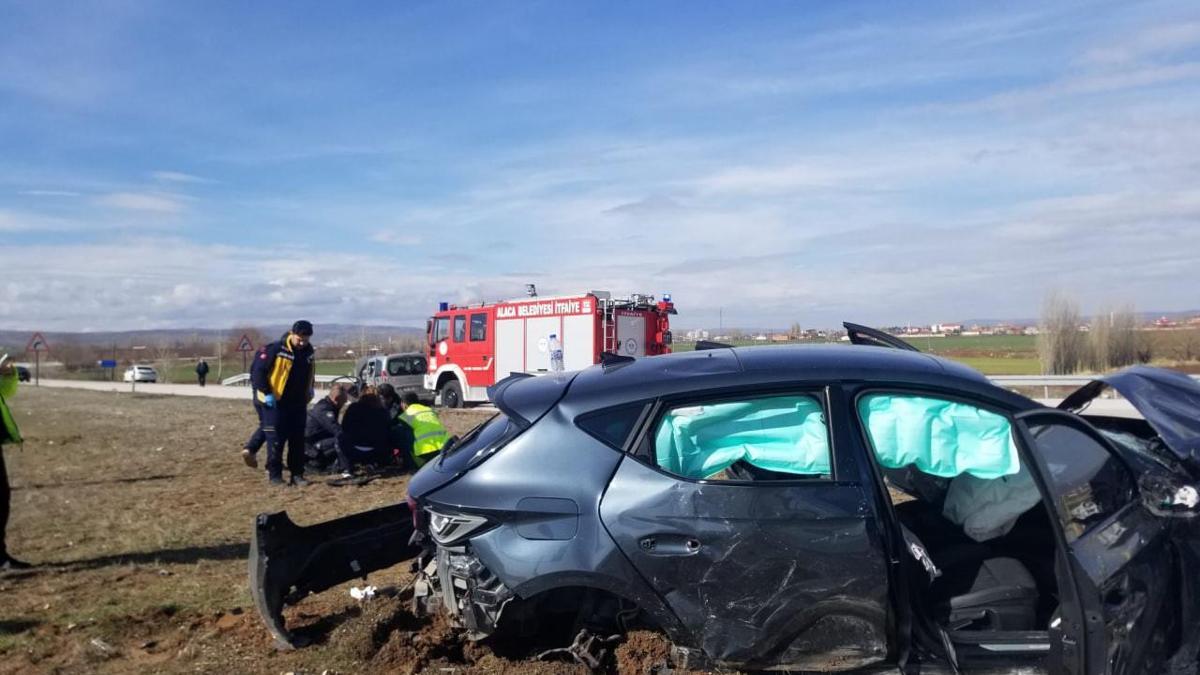 Otomobille hafif ticari aracın çarpıştığı kaza kamerada; 1’i çocuk, 6 yaralı