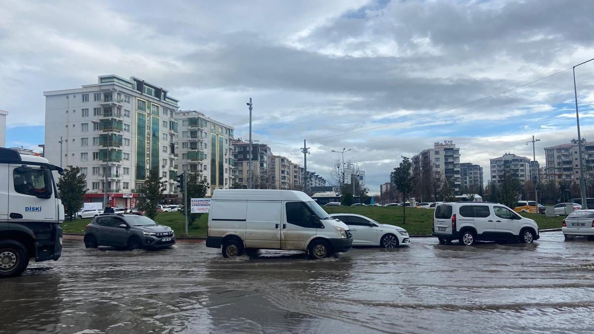 Diyarbakır’da sağanak! Yollar göle döndü