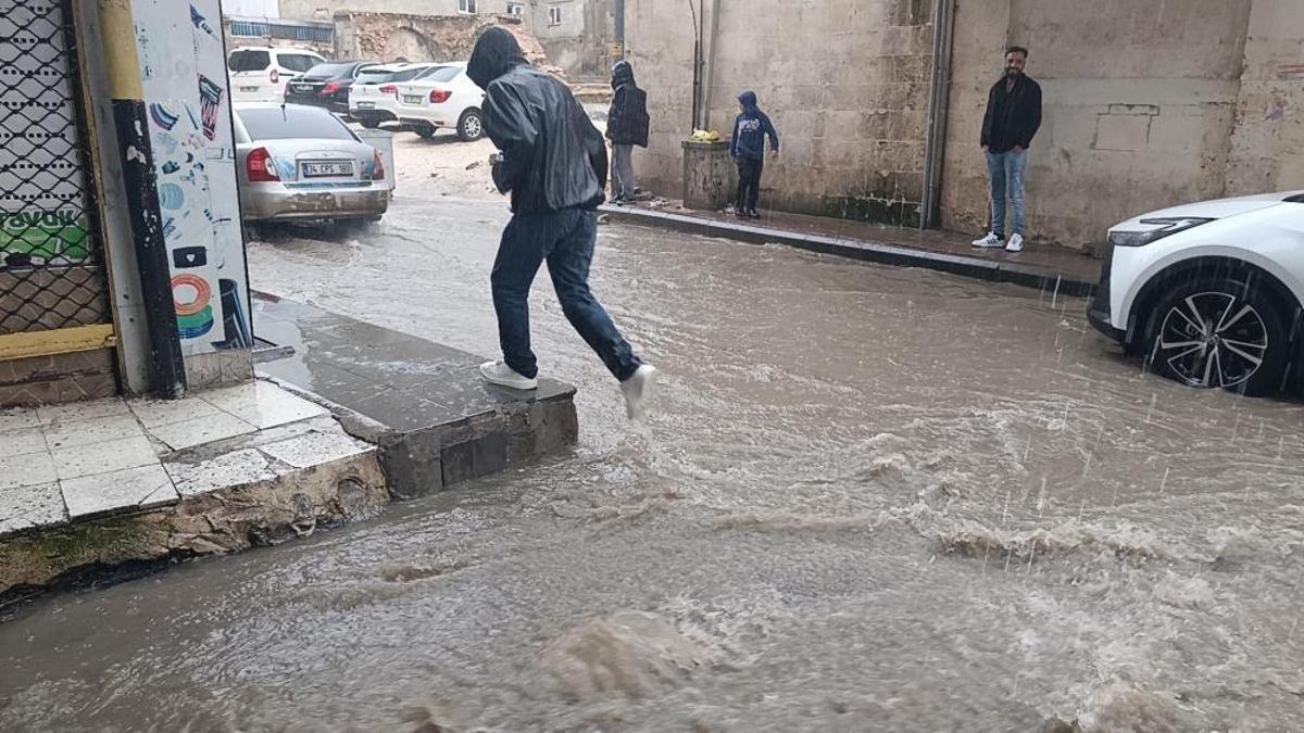 Şanlıurfa'da sağanak yağış cadde ve sokakları göle çevirdi