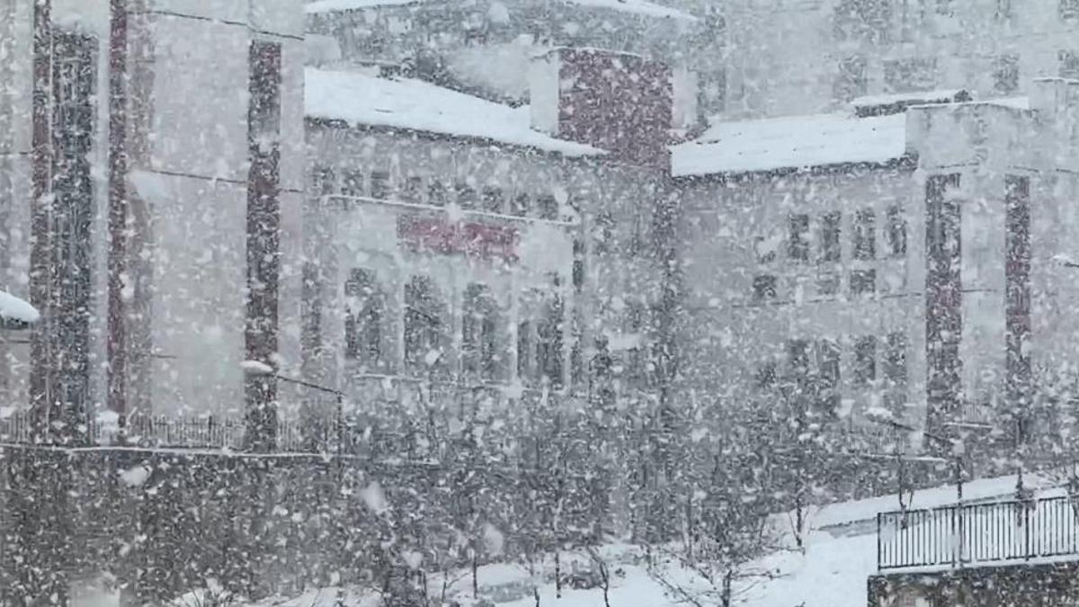 Hakkari'de eğitime kar engeli
