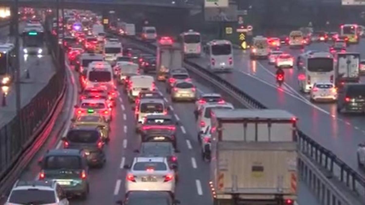 İstanbul'da bayram sonrası trafik kilitlendi! Araç kuyrukları uzadı