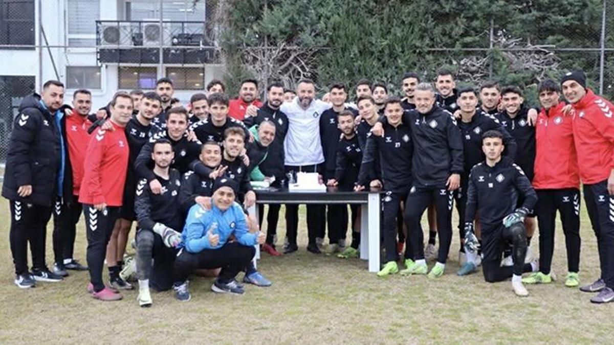 Altay'da keyifler yerine geldi! İzmir temsilcisinde taraftarlar takıma baklava ikram etti