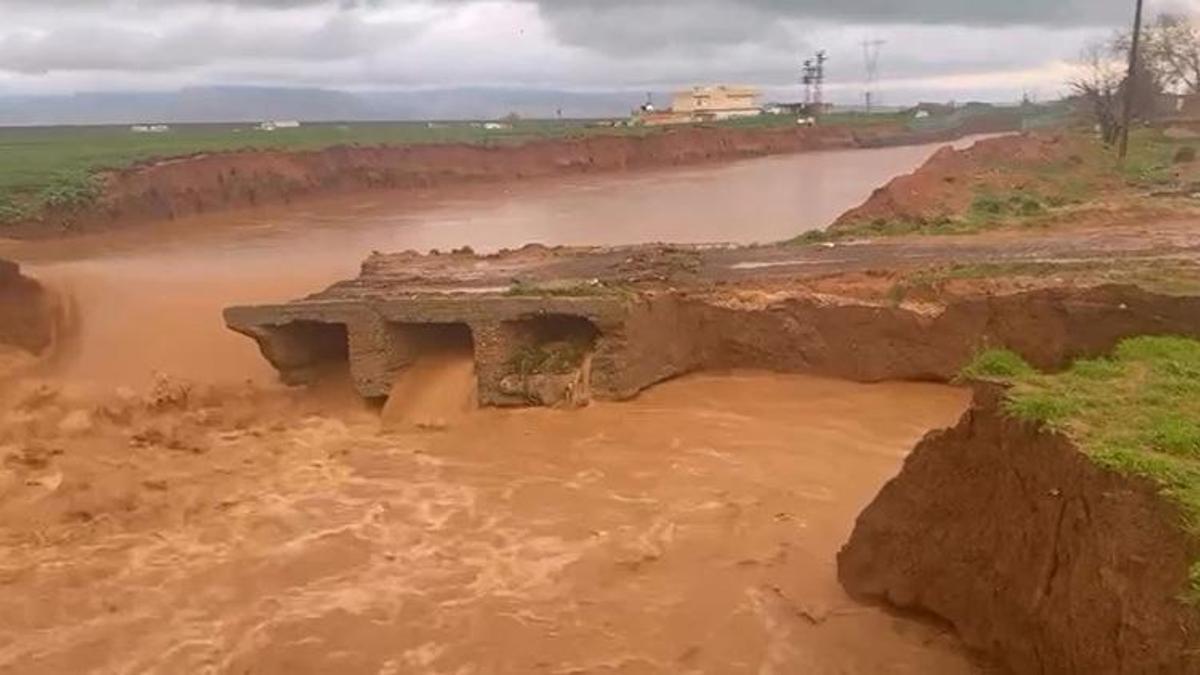 Mardin’de köprü yıkıldı, 'dünyanın en uzun adamı' yolda mahsur kaldı!